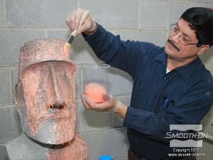 לחיצה להגדלת תמונה כשהפסל מוכן, ארנסטו מתחיל להכין את התבנית בעזרת סיליקון למריחה Rebound 25. ארנסטו מכין תבניות כבר 25 שנה והוא אומר ש 