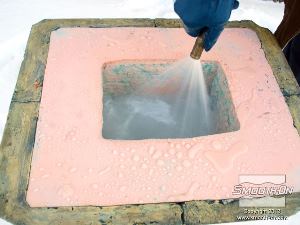 לחיצה להגדלת תמונה כדי לחסוך באנרגיה וכסף, ארנסטו מעביר הרבה מהייצור שלו החוצה בחודשי החורף הקרים ונותר לטבע לעשות את שלו ולהכין את פסלי הקרח היפים.