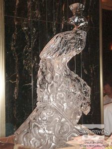 לחיצה להגדלת תמונה הטווס בעל הפרטים המרשמים בתמונה הוא הפסל נמכר ביותר עבור החברה של ארנסטו How Nice Ice.