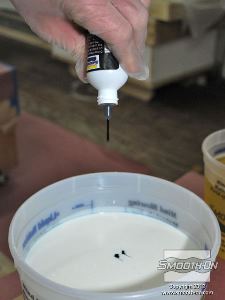 לחיצה להגדלת תמונה מוסיפים כמה טיפות של פיגמנט לפוליאוריטן בצבע שחור מסדרת SO-Strong לחלק B.