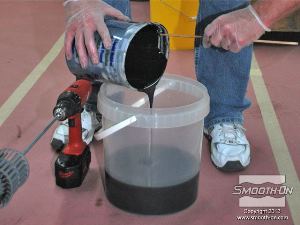 לחיצה להגדלת תמונה שופכים את חלק B המעורבב עם הפיגמנט למיכל ערבוב גדול.