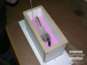 לחיצה להגדלת תמונה שופכים לאט את סיליקון הMold Max® 30 אל הנקודה הנמוכה בקופסת התבנית ומניחים לחומר לעלות בעצמו על המודל (בניגוד ללשפוך ישירות על המודל).