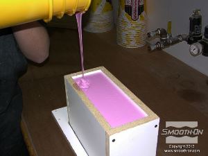 לחיצה להגדלת תמונה ממלאים לחלוטין את קופסת התבנית בסיליקון Mold Max® 30.