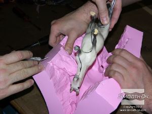 לחיצה להגדלת תמונה מוציאים את המודל המקורי מ תבנית סיליקון  הMold Max® 30.