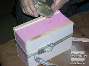 לחיצה להגדלת תמונה עבור היציקה, מודדים ומערבבים שרף פוליאוריתן קשיח מהיר ליציקה Smooth-Cast® 300 ושופכים אותו אל התבנית באיטיות.