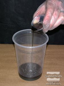 לחיצה להגדלת תמונה שופכים אל המיכל גם את מקשה הSmooth-Cast® 325 הצבוע.