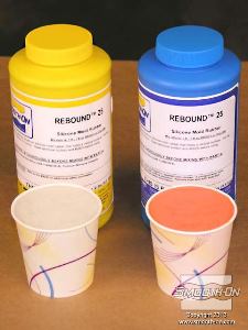 לחיצה להגדלת תמונה מודדים כמויות שוות לפי נפח של סיליקון למריחה Rebound® 25. שופכים את החומרים למיכל ערבוב ומערבבים במשך 3 דקות.
