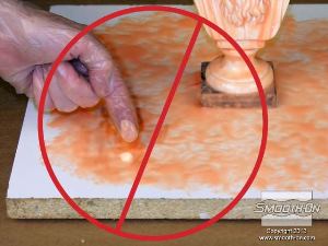 לחיצה להגדלת תמונה מניחים לחומר להתמצק במשך 60 דקות, עד שהוא נעשה דביק (Tacky).