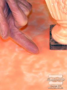 לחיצה להגדלת תמונה כאשר ה סיליקון  Rebound® 25 דביק למגע ולא נפרד מהלוח כשנוגעים בו, אפשר למרוח את השכבה הבאה. אם החומר עדיין רטוב למגע לא מורחים את השכבה הבאה ומחכים שהסיליקון יעשה דביק (Tacky).