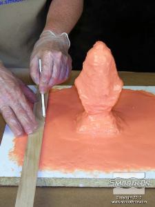 לחיצה להגדלת תמונה מיישרים את הגומי שעל לוח הבסיס בעזרת סכין חד.