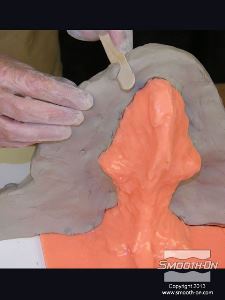 לחיצה להגדלת תמונה מחליקם את קיר מחיצת החימר ומסירים חומר עודף. גובה ה