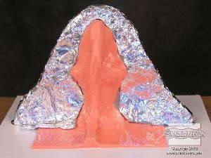 לחיצה להגדלת תמונה נייר האלומיניום מפריד בין החימר לפוליאוריתן Plasti-Paste ויעזור בהפרדת שני חצאי מעיל התמיכה בהמשך.