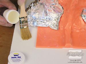 לחיצה להגדלת תמונה מניחים לחומר האטימה Sonite Wax להתייבש במשך 10 דקות ואחר מכן מורחים שכבה נוספת. אזהרה: פוליאוריטן Plasti-Paste נדבק כמעט לכל דבר!