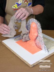 לחיצה להגדלת תמונה מניחים לפוליאורתן Plasti-Paste להתמצק במשך 90 דקות בטמפ' החדר. לאחר שהחומר מתמצק, מקפלים את נייר האלומיניום על גבי הPlasti-Paste ומסירים את קיר החימר.