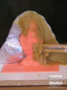 לחיצה להגדלת תמונה מודדים ומערבבים את הבסיס והמקשה של פוליאורתן Plasti-Paste ביחס ערבוב של 1A:3B.מורחים את הפוליאוריתן Plasti-Paste על כל שטח המודל, לוח הבסיס וקו התפר, בעובי של 1 ס