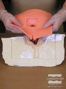 לחיצה להגדלת תמונה מסדרים את קו התפר וממקמים את תבנית הסיליקון במעיל התמיכה מפוליאוריתן Plasti-Paste.