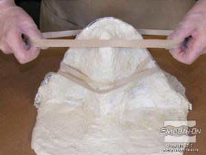 לחיצה להגדלת תמונה מאבטחים את התבנית ומעיל התמיכה בעזרת גומיות דואר. כעת התבנית מוכנה ליציקה.