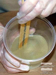 לחיצה להגדלת תמונה מערבבים ביסודיות. מגרדים את החומר מדפנות המיכל ומהתחתית מספר פעמים במהלך הערבוב.