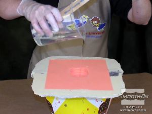 לחיצה להגדלת תמונה שופכים את הפוליאוריתן הנוזלי אל התבנית. מסובבים את התבנית בזמן שפיכת החומר כדי לצמצם לכידה של בועות אוויר ביציקה.