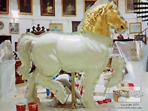 לחיצה להגדלת תמונה מורחים 5 שכבות של הגומי של Smooth-On כדי להעניק לתבנית חוזק. 