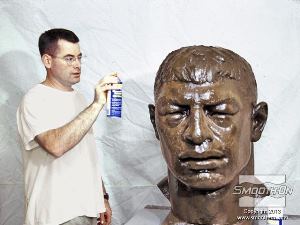 לחיצה להגדלת תמונה הפסל טים מאסלין מרסס חומר הפרדה על משטח המודל המקורי.