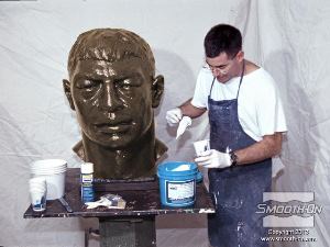 לחיצה להגדלת תמונה מודדים ומערבבים את המקשה והבסיס של פוליאוריתן למריחה Brush-On® 40. יחס הערבוב הוא 1:1 לפי נפח.