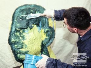 לחיצה להגדלת תמונה מערבבים ומורחים את מעיל התמיכה העשוי מפוליאוריתן קשיח מחוזק בסיבים Plasti-Paste.