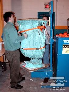 לחיצה להגדלת תמונה ממקמים את התבנית ומעיל התמיכה הסגורים בתוך מכונת היציקה ברוטציה (Rotocasting).