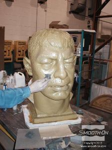 לחיצה להגדלת תמונה חולצים את היציקה ומבריקים את פני השטח שלה בעזרת צמר פלדה.