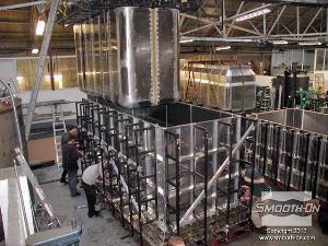 לחיצה להגדלת תמונה יוצקים את שרף ה פוליאוריתן שקוף קריסטלי Crystal Clear אל החלל שבין הליבה לקיר התבנית החיצוני (Cavity) ליצירת שתי יציקות חלולות