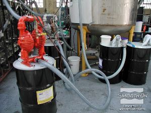 לחיצה להגדלת תמונה חברת Smooth-On שלחה ללונדון את אחד המיכלים הגדולים שלה (4.5 טון) רק בשביל ביצוע היציקה הזו.