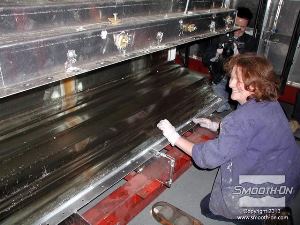 לחיצה להגדלת תמונה רגע האמת - הבעת הפנים של רייצ'ל וייטריד חושפת מה היא חושבת על יציקת הCrystal Clear לאחר שהחומר התמצק ונחלץ מהתבנית.