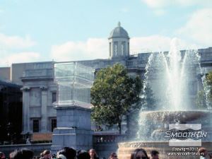 לחיצה להגדלת תמונה מבט מרחוק על הפסל והמזרקה בכיכר.