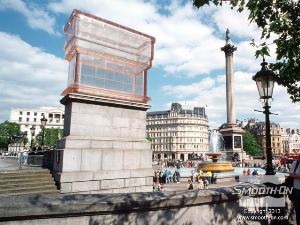 לחיצה להגדלת תמונה ה'מוניומנט' הוא תמונת מראה שקופה של העמוד עליו הוא ניצב. הוא מספק 