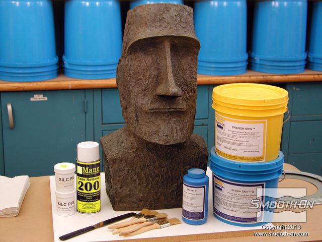 מכינים את כל החומרים הדרושים לתהליך. המודל המקורי עשוי מפלסטיק קשיח.