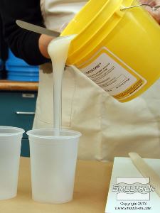 לחיצה להגדלת תמונה מודדים את הבסיס של סיליקון Dragon Skin® 10 FAST. יחס הערבוב של חומר זה הוא 1:1 לפי נפח או משקל.