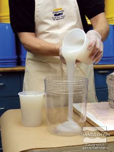 לחיצה להגדלת תמונה שופכים את המקשה למיכל ערבוב גדול יותר.