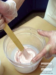 לחיצה להגדלת תמונה מערבבים את הפיגמנט במקשה של הDragon Skin® 10 FAST עד שמתקבל צבע אחיד.