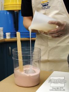 לחיצה להגדלת תמונה מוסיפים את בסיס הסיליקון Dragon Skin® 10 FAST למקשה הצבוע.