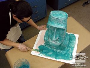 לחיצה להגדלת תמונה מורחים את שכבת הסיליקון Dragon Skin® 10 FAST הסמיך השניה על כל המודל ומעבים גם את הפלאנג'.