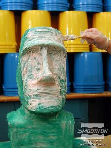 לחיצה להגדלת תמונה מורחים את שכבת הסיליקון Dragon Skin® 10 FAST הסמיך על המודל.