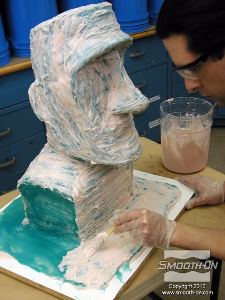 לחיצה להגדלת תמונה מורחים את שכבת הסיליקון Dragon Skin® 10 FAST הסמיך השלישית על כל המודל ומעבים גם את הפלאנג'.