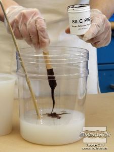 לחיצה להגדלת תמונה מכינים עוד מנה של סיליקון מהיר להכנת תבניות-   Dragon Skin® 10 FAST  עם פיגמנט Silc-Pig.