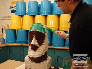 לחיצה להגדלת תמונה מורחים את שכבת הסיליקון Dragon Skin® 10 FAST הרביעית.