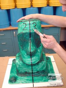 לחיצה להגדלת תמונה מסמנים קו הפרדה לאורך מרכז הפנים של המודל, כך שהחלק הקידמי שלו יהיה מחולק לשני חלקים נוספים.