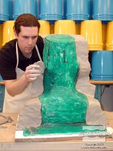 לחיצה להגדלת תמונה חשוב מאוד לבנות את קיר החימר רק בצד אחד של קו ההפרדה המסומן, כדי שנוכל להכין את מעיל התמיכה במיקומו המתוכנן.