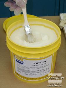 לחיצה להגדלת תמונה מעיל התמיכה יהיה עשוי מפוליאוריתן קשיח Plasti-Paste, שהוא חומר מאוד דביק. לכן, לפני הכנת מעיל התמיכה חשוב למרוח חומר הפרדה על בסיס וקס Sonite Wax על כל משטחי המודל ומחיצת החימר שבהם יגע הפוליאוריתן.