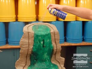 לחיצה להגדלת תמונה מרססים גם שכבה אחידה של חומר הפרדה לתבניות על בסיס סיליקון Universal על כל המשטחים שיבואו במגע עם הפוליאוריתן Plasti Paste.