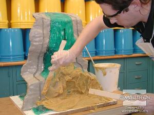 לחיצה להגדלת תמונה מערבבים היטב ומורחים את שכבת הפוליאורטן Pasti-Paste הראשונה.