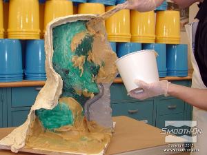 לחיצה להגדלת תמונה מערבבים ומורחים שכבה של פוליאוריטן קשיח Plasti-Paste על אזור 2 (אחד מחצאי הפנים).